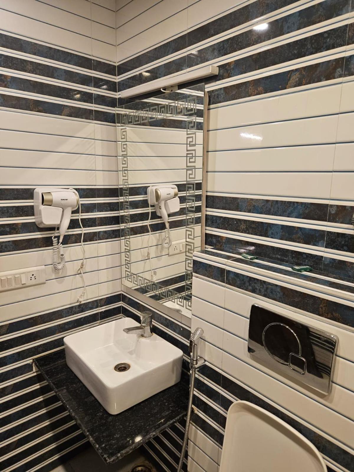 Hotel O Delhi, Near Karol Bagh Main Market And Metro Station New Delhi Ngoại thất bức ảnh